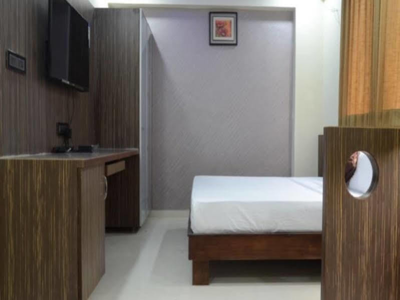 Fabhotel Kohinoor Plaza Ahmedabad Exterior photo
